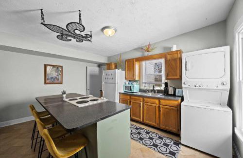 Cozy Downtown Stay w Private Backyard & Parking - Foto 27