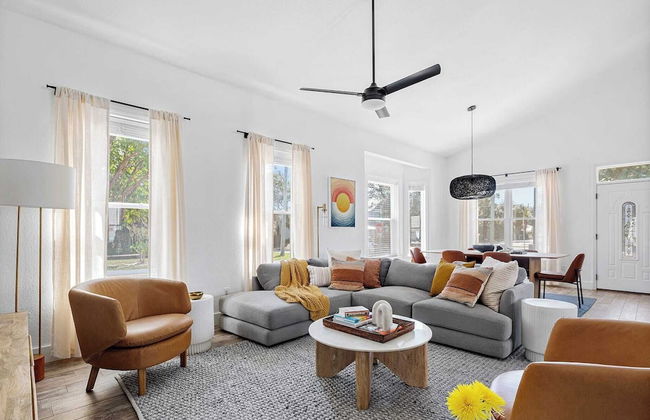 7bdr w/ Private Pool, Hot Tub, Fire Pit, Walk to Beach Tidal Wave by Avantstay - Foto 4