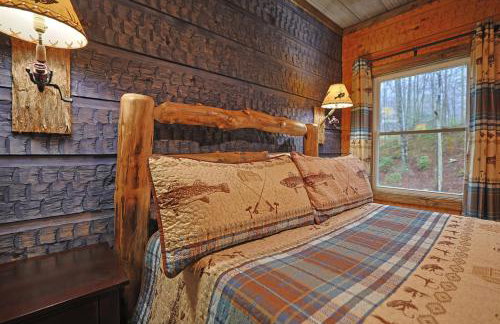 2BR Fishing Cabin w Fire Pit, Hot Tub, EV Charger - Foto 2
