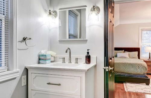 Luxurious Detroit Home - Walk to Golf and Park! - Photo 26