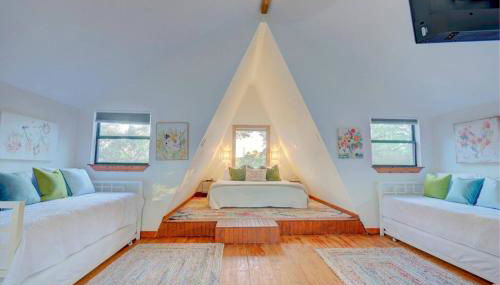 NEW Treehouse at Link Lane 2 Acres w Hot Tub - Foto 4