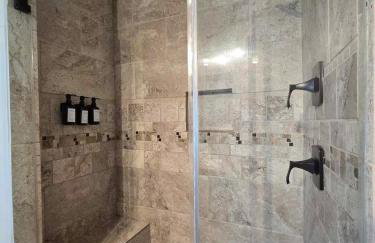 Pet Paradise on Main Fenced Yard Included - Foto 25