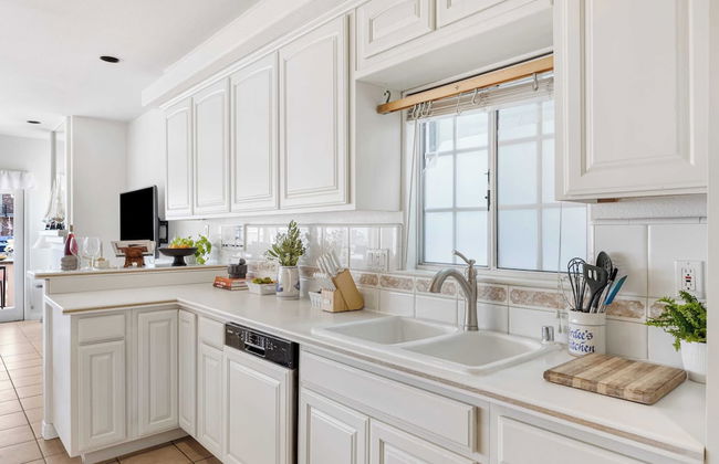 Canalfront Charmer by Avantstay Waterfront w/ Shared Dock + Hot Tub - Foto 17