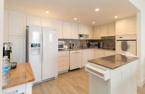 Stunning & Spacious Resort-Style Condo Across From Beach! - Foto 8