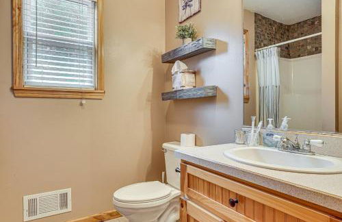 Spacious Home in Helen with Porch and Balcony! - Foto 31