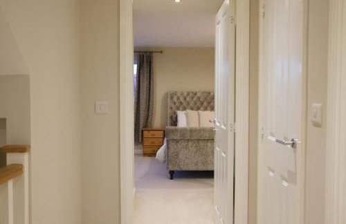 Luxury 6-Bedroom House 5 minutes from Bicester Village Shopping Outlet - Perfect for Business and Family Stays! Private Parking for 4 Cars! - Photo 25