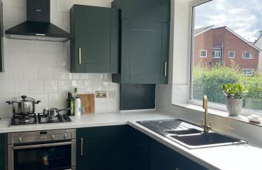 A Modern Classic 2 bed apartment by Graves Park - Foto 27