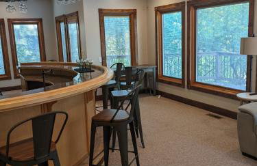 Walk to K-State, Sleeps 12, Pool Table, Hot Tub - Foto 12