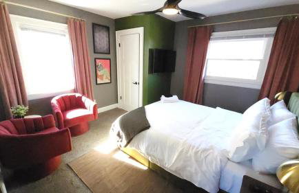 The Funky Fun Haus - Pickleball, Hot Tub, Arcade - Photo 3