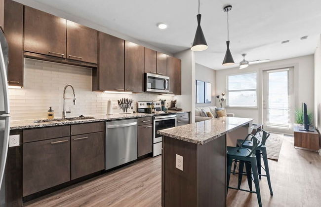 Trendy 1BR King Suite Close to Downtown w Fast Wifi - Foto 12