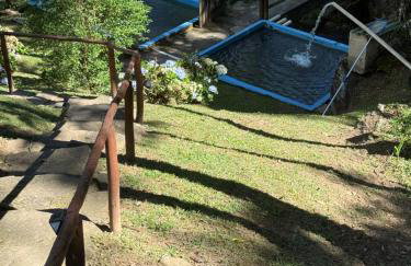 Casa com rio privado passando na frente e cercada por belas montanhas e piscina natural Estrada pavimentada até o estacionamento - Foto 18