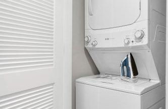 Bywater 2BR w Pool, Gym & King Beds - Foto 49