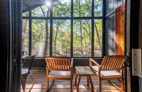 Modern Forest Cabin with Hot Tub, Screened Porch & Resort Access Near Hedgesville, WV - Foto 26