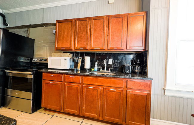 THE 1023 With Private Yard & Parking, Near Falls & Casino by Niagara Hospitality - Photo 23