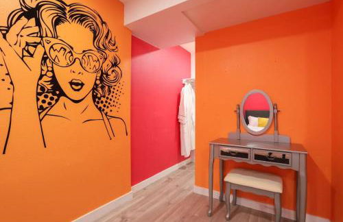 Pop Art Oasis with Karaoke Mini Golf Hot Tub and Pool - Photo 8