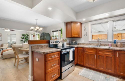 Adorable Dog Friendly Home with Fenced Yard, Office, STEPS to Canal & Hospital! - Foto 14