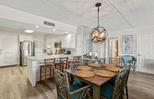 Upper Unit Condo Overlooking Both the Ocean Pier and Swimming Pool by RedAwning - Foto 28