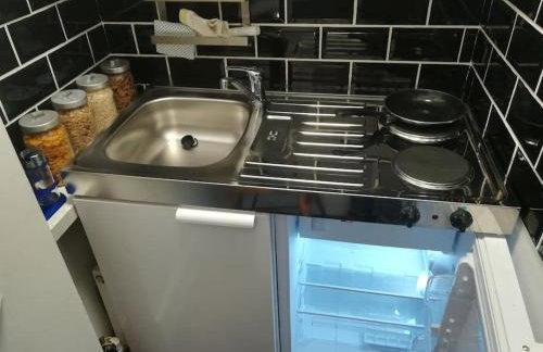 Super sunny studio with own terrace & parking - Photo 11