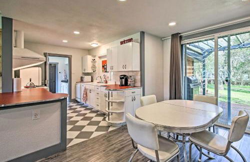 Remodeled Retro Home with Deck, Walk to Main Street! - Foto 7