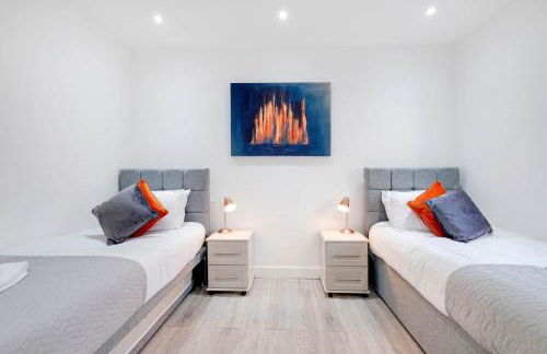 Luxurious 1 Bed Serviced Apartment with Wi-Fi - Photo 49