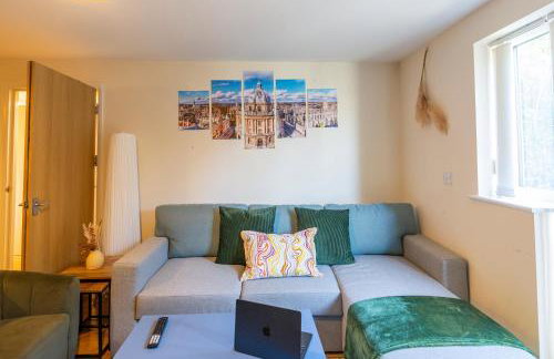 The Vogue Stay, 3 Bedrooms, 2 bathrooms, Ideal for JR & Oxford Hospitals, FREE CarPark, Conveniently located for Ring Road access, 2 miles from Oxford City Centre easy car & bus route - Foto 6