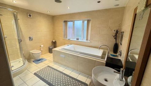 Spacious 2-Bedroom Duplex with Jacuzzi Bath and Free Gated Parking - Foto 5