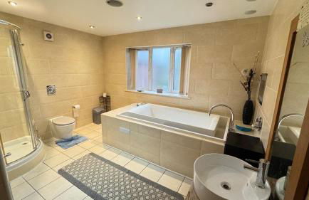 Spacious 2-Bedroom Duplex with Jacuzzi Bath and Free Gated Parking - Foto 5
