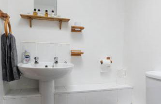 The Old Wagon House views over the fields and sea - Foto 18