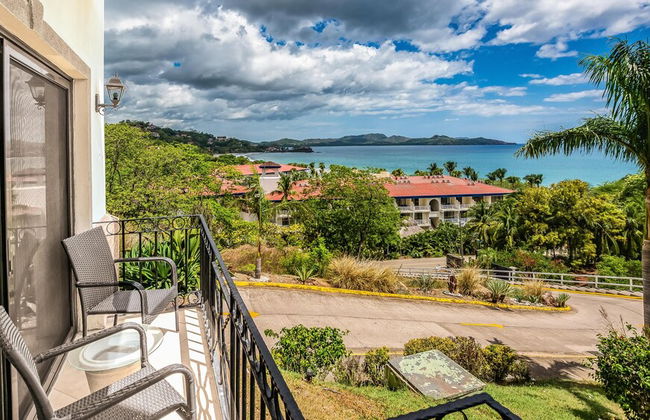 Elegant Oceanview Condo with Spacious Open-Concept Floor Plan and Inviting Beach Design - Foto 21