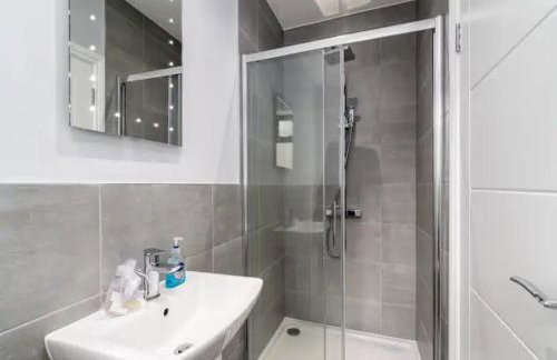 Modern and Bright Home Minutes From Central London - Pass the Keys - Foto 19