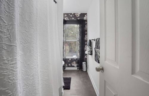 Brand NEW King Suite| Movie/Game Room| Coffee Bar - Foto 8