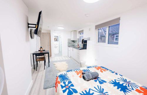 Free Hot Tub - Beautiful Studio with Fast WiFi - Photo 8