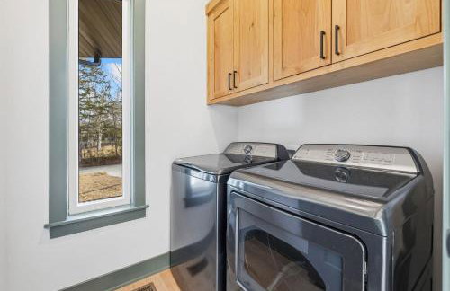 Lakeside Luxe-Lake Access-Hot Tub-Amazing Patio - Foto 39