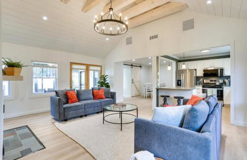 Walk to White Lake Family Home with Deck and BBQ - Foto 4