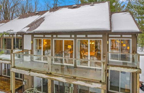 New, Spacious and charming, with a river view, conveniently located near skiing and golf - Foto 34