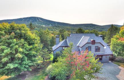 Stratton Mountain Condo with a Hot Tub! Sleeps 12! - Photo 7