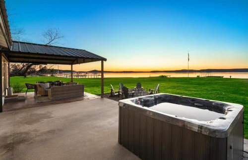 Lakefront Gem with Hot Tub and Game Room in Graford - Foto 1