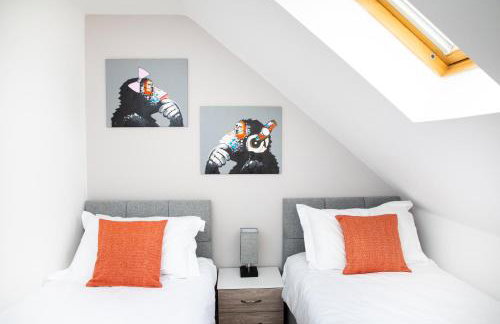 Modern and Spacious Home From Home 1 mile from M1 - with Netflix, Prime Video, PS5, free parking, superfast WiFi, BBQ - Sleeps 11 - By Brightleap Apartments - Foto 36