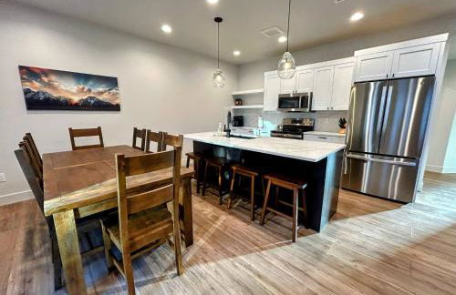 Peaks & Pines Modern Gem, 2 Kings, Bunks, Hot Tub, Walkable, Kid's Cove - Foto 16