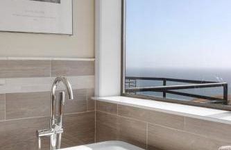 Expansive Ocean-View Retreat with Home Theatre & Spa - Foto 43