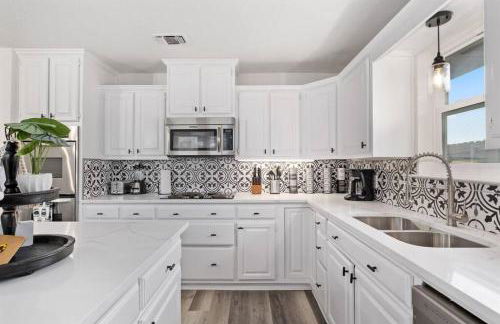 Newly remodeled 5BR 3BA w/pool 16 ppl - Photo 17