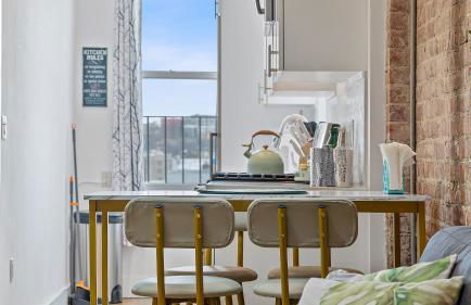 Chic Penthouse with bus stop at doorstep - 15 Minutes to NYC - Foto 18