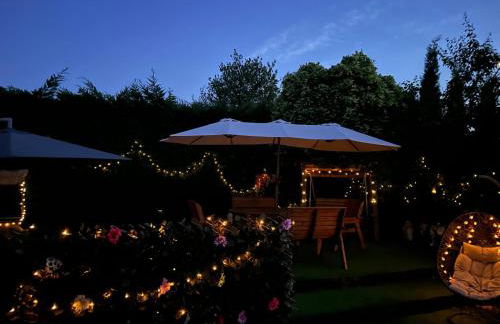 Romantic Swiss Cabin Hideaway & Hot Tub Spa Pool - Foto 22