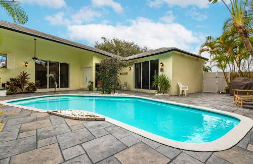 Tropical Oasis with Heated Pool - Photo 16