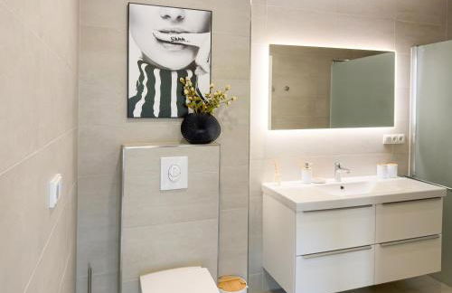 ImmoStay #3 - Penthouse mit zwei Balkonen & Seeblick, Parking & WiFi - Foto 60