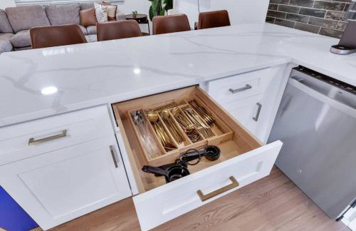 4BD Near DT | Hot Tub, Pingpong & Backyard Fun - Foto 32