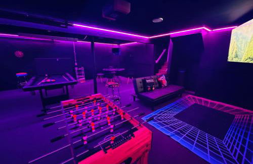 Stunning Poconos Villa- Hot Tub, Pool, Game Room, BBQ & more - Foto 7