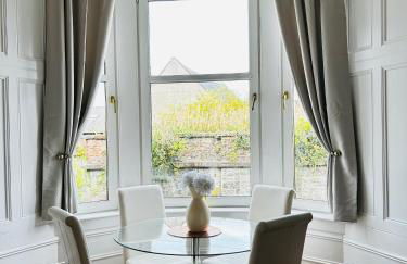 THE LAZY LION - Spacious 2 Bedroom - Town Centre Holiday Home Apartment - Photo 11