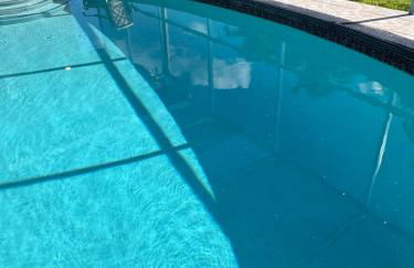 4bdrm Waterfront salt water Pool home with Outdoor theater Game Rm Make up vanities in every room Perfect for Game days and concerts trips to Miami Hard rock stadium and hotel 15 mins away - Foto 9