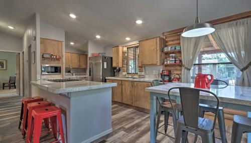 Updated Strawberry Family Cabin with 2 Private Decks - Foto 2